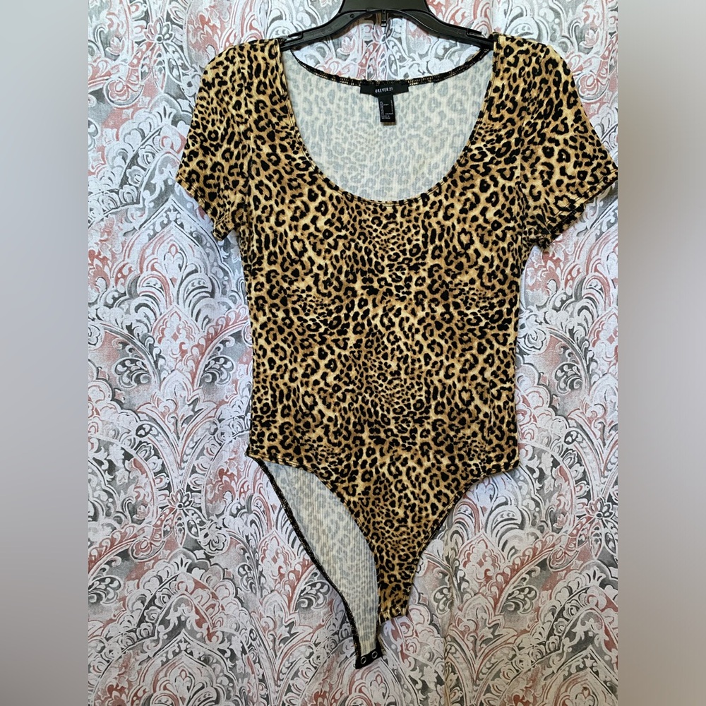 Snap t shirt with cheeta print